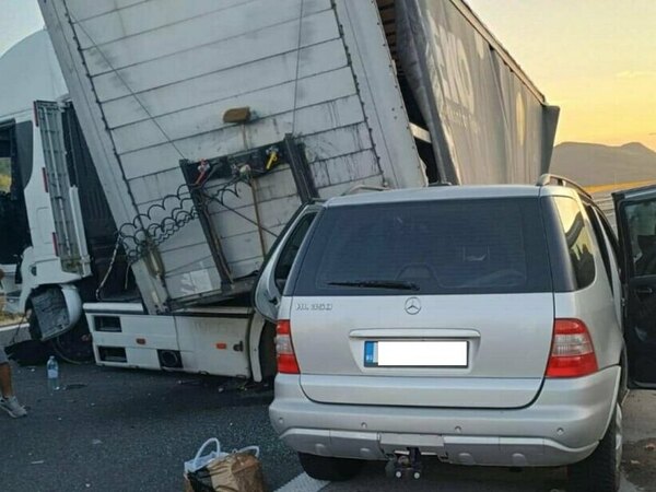 Тир удари лека кола в насрещното на магистралата