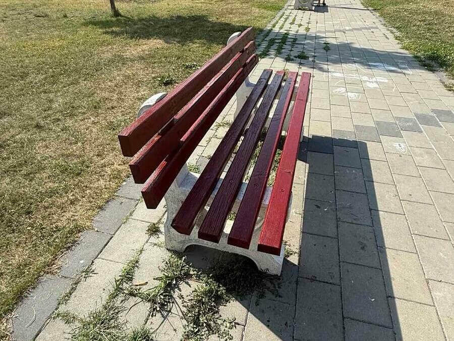 Освежават пейките в района на „Арена Шумен“