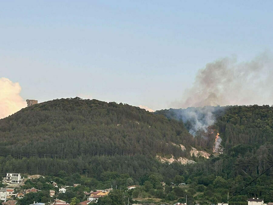 Пожар на Платото, ограничават достъпа по шосето