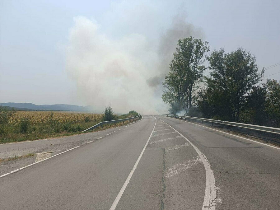 Пожар затвори пътя Шумен – Карнобат