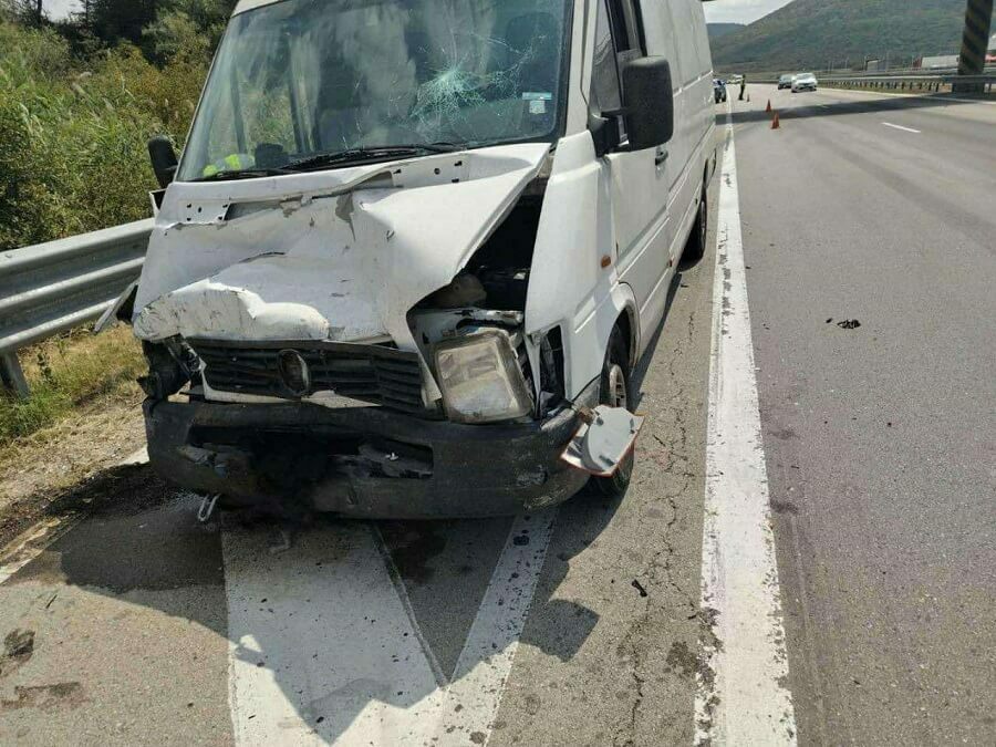 Водач на бус пострада при ПТП на магистралата