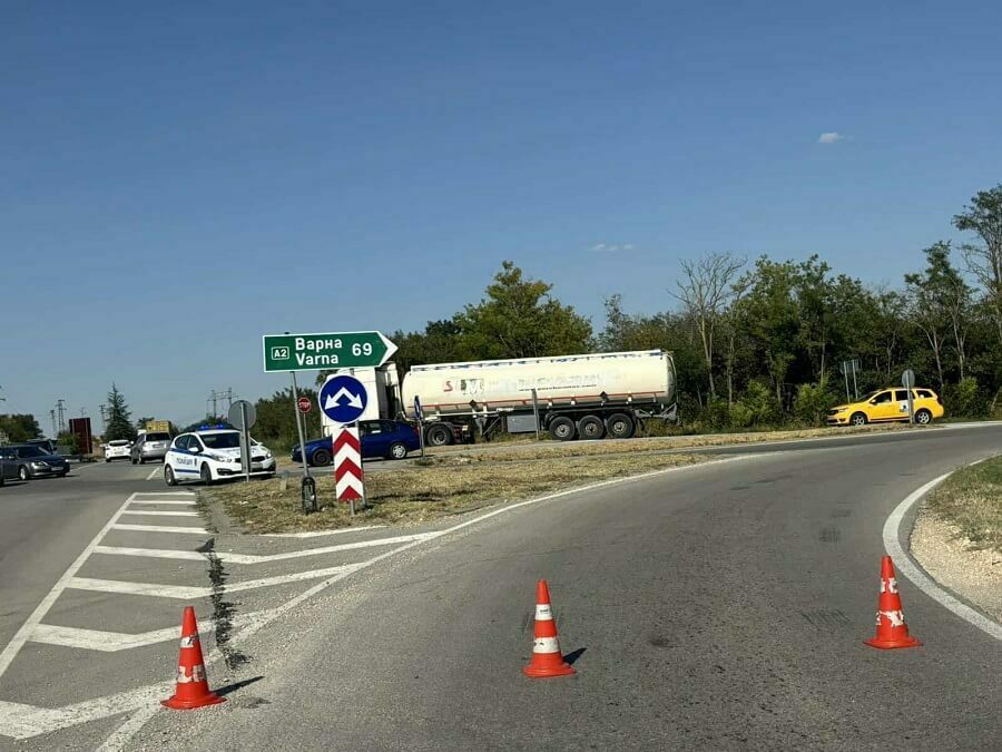 Затвориха за кратко магистралата заради аварирал тир