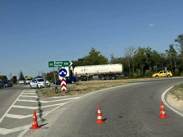 Затвориха за кратко магистралата заради аварирал тир