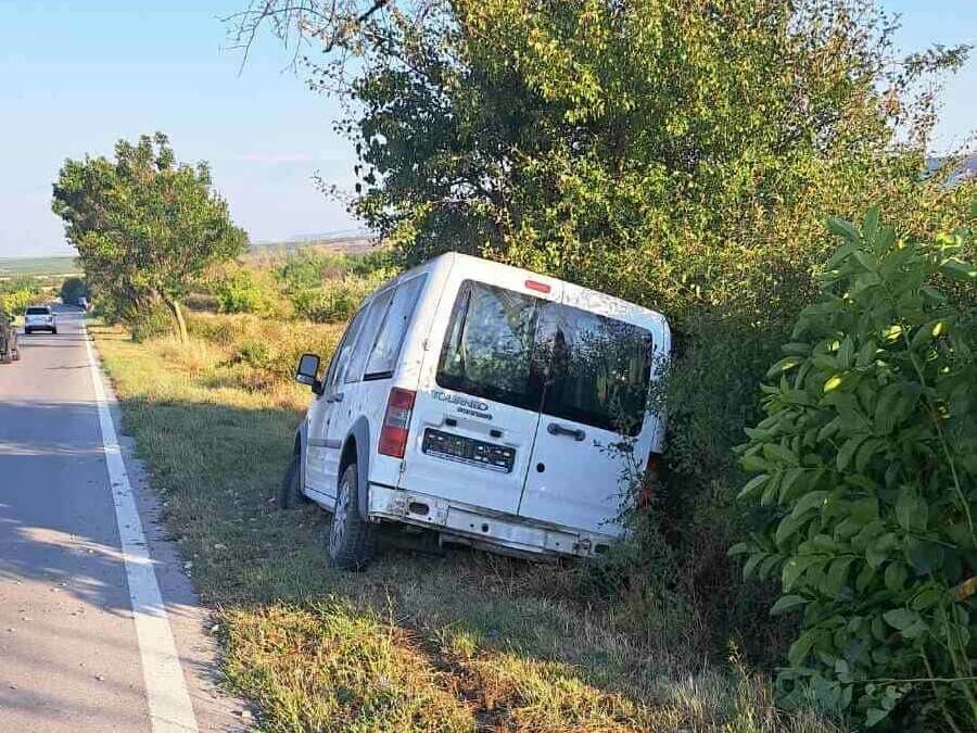 Пиян непълнолетен „паркира“ извън пътя