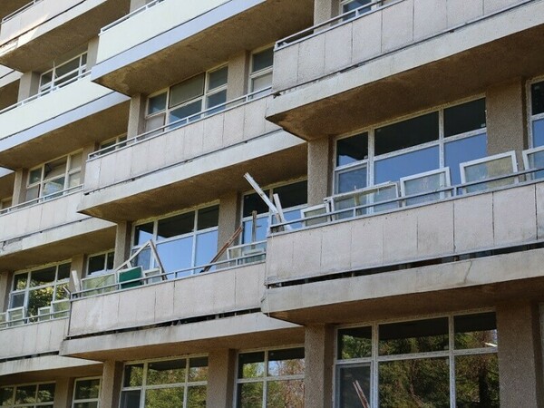 Две болнични отделения с нови прозорци и врати