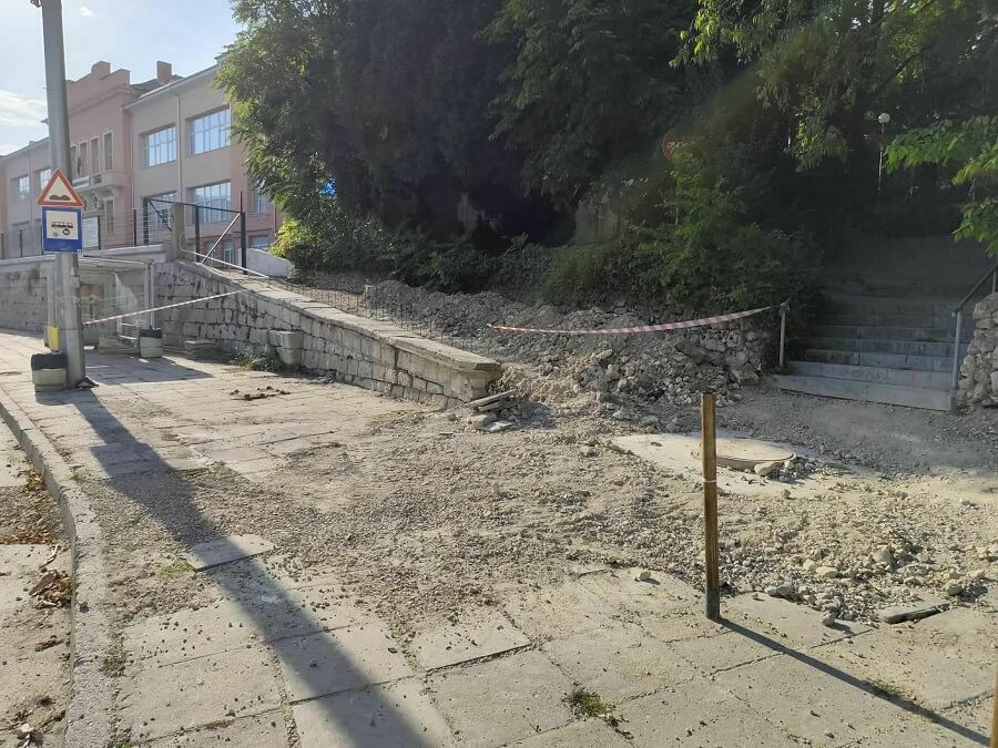 Ремонтират подхода към Гимназията по икономика