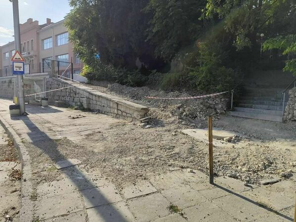 Ремонтират подхода към Гимназията по икономика