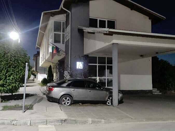 Шофьор избяга от полицаи, блъсна се полицейски участък