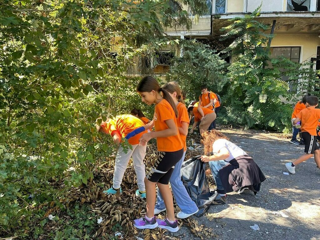 Петокласници чистиха Шуменското плато