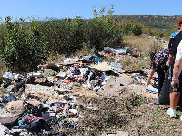 Поне едно нерегламентирано сметище по-малко