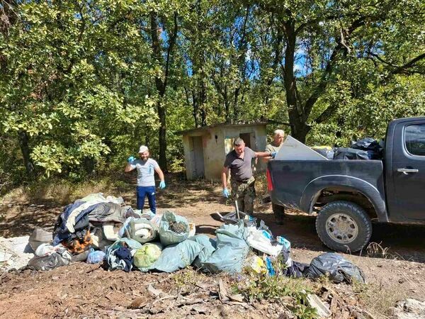 След сигнал: почистиха над 5 тона отпадъци