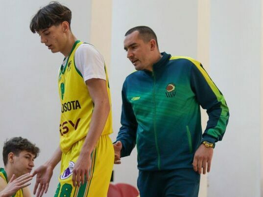 Успешен старт за юношите на „Шумен“