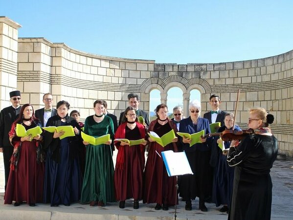 „Земя на славни предци“ на четири сцени