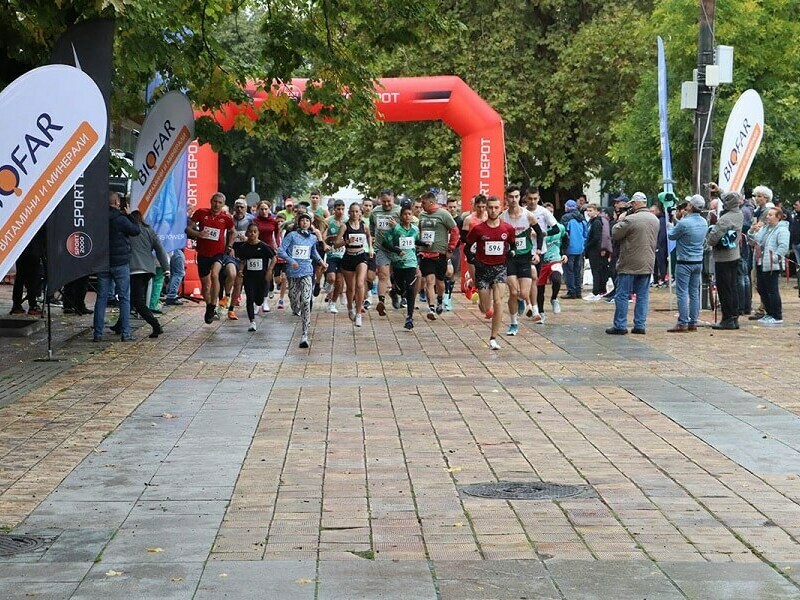 Дъждът не спря участниците в „Нови пазар рън“