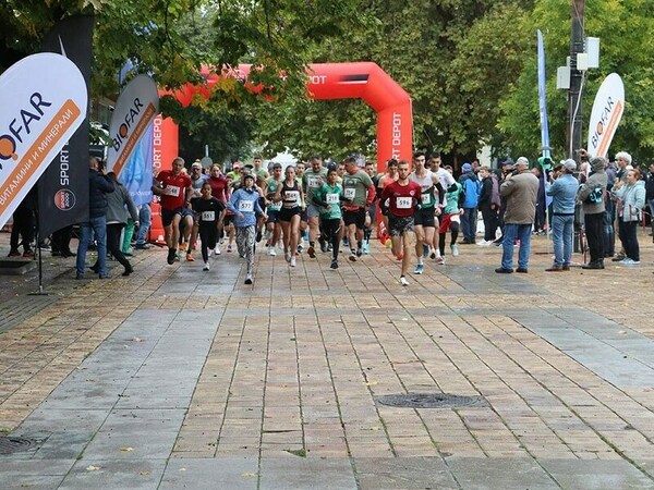 Дъждът не спря участниците в „Нови пазар рън“