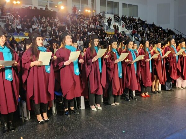 Дипломи за 41 сестри и акушерки