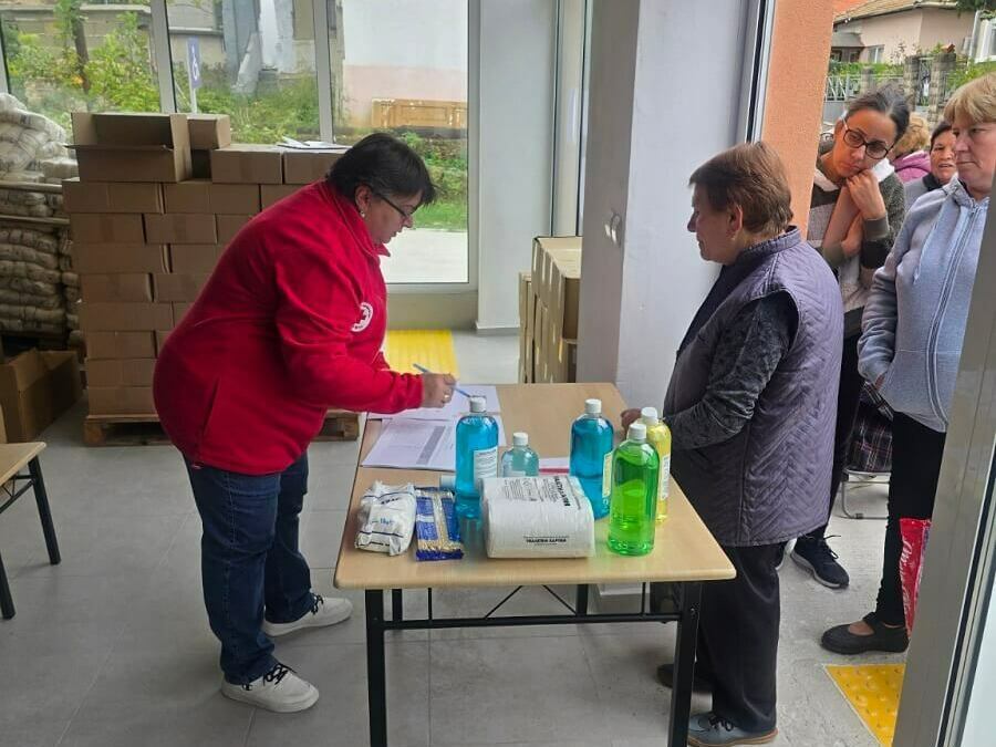 БЧК раздава помощи в още шест общини