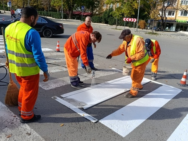 Обновяват пътната маркировка в Шумен