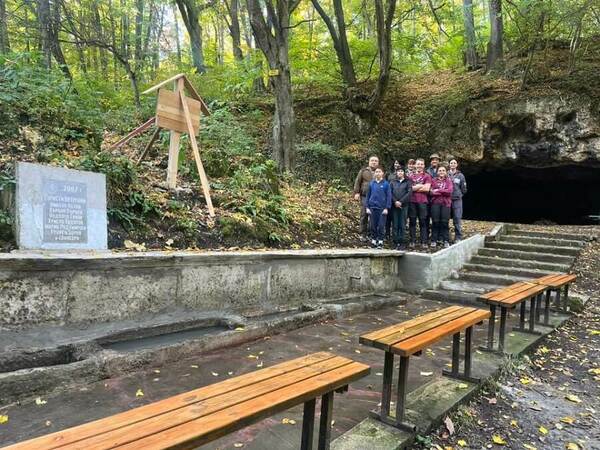 Обновиха района около пещера „Русалка“