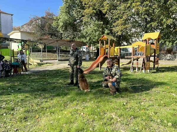 Малчугани се срещнаха с полицейски кучета