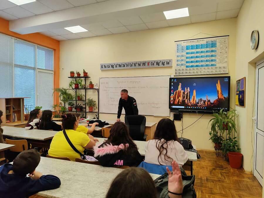 Учат ученици как да реагират при криза със заложници