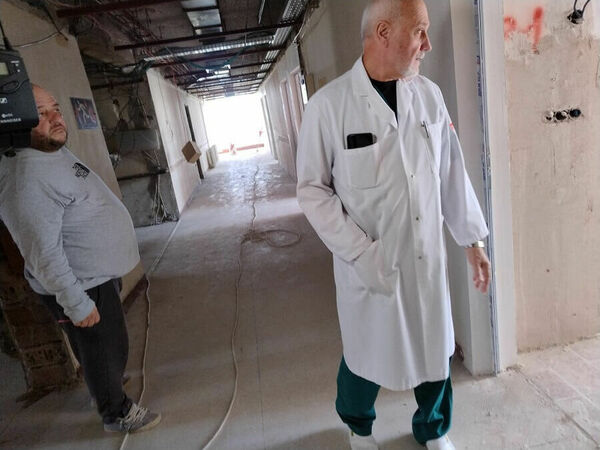 Напредва ремонтът на бъдещото детско отделение