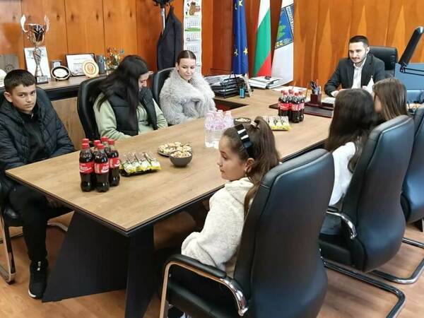 Ученици поставиха проблеми пред кмета на Никола Козлево