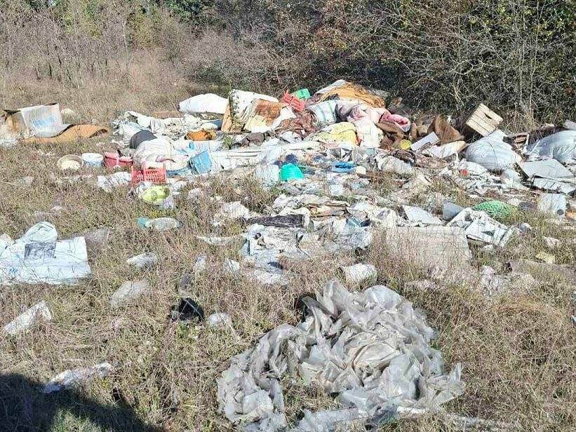 Почистиха сметище от стари гуми и строителни отпадъци