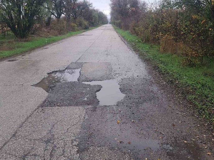 Ремонтират 12 км от пътя Царев брод – Велино