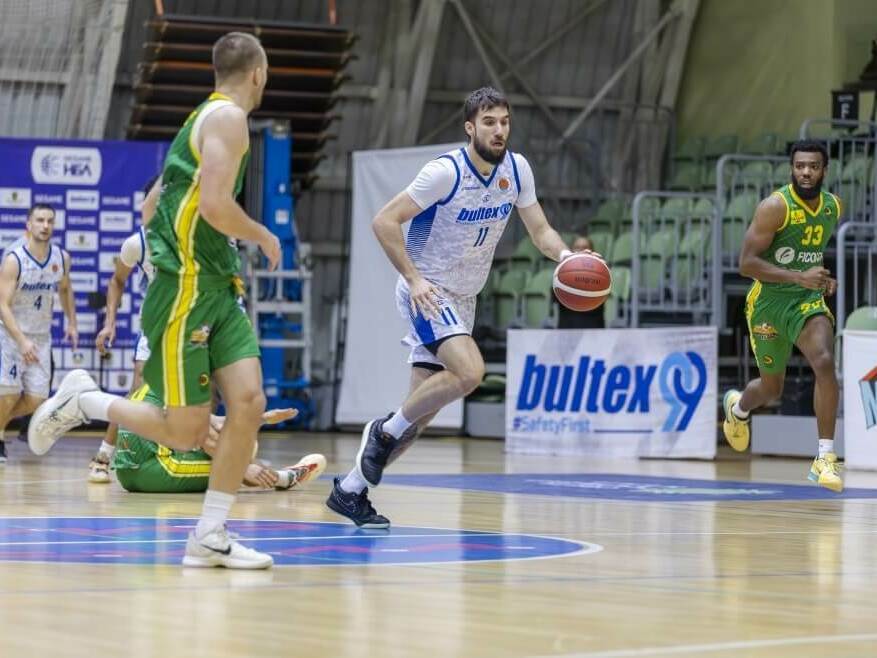 Тежка загуба пред погледа на новия треньор