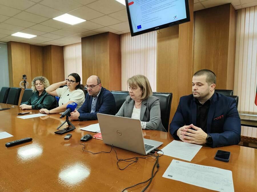 Сключиха договор по проекта за електронни табла на спирките