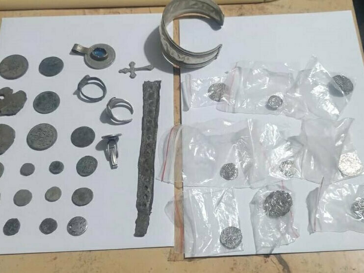 Откриха накити и антични монети в частен дом