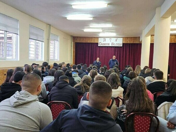 Запознаха младежи с правилата за управление на тротинетки