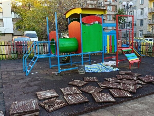 Ремонтират първите пет детски площадки в Шумен