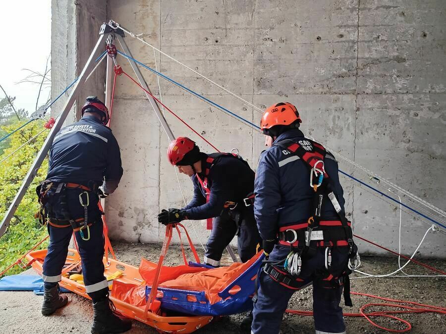 Учение за спасяване на ранени при земетресение