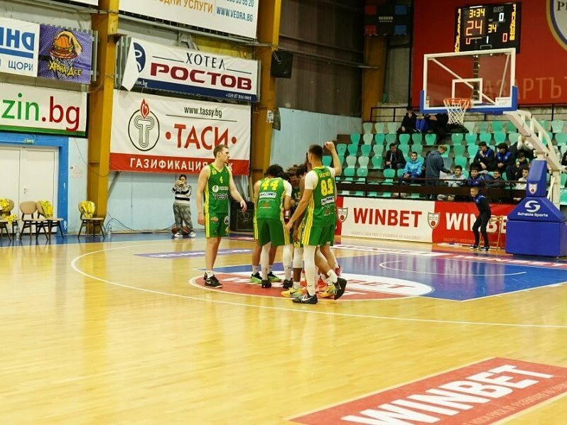 Баскетболистите издържаха десет минути срещу лидера