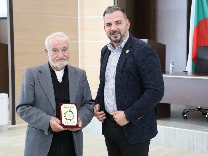 Кирил Назъров получи наградата „Калина Малина“