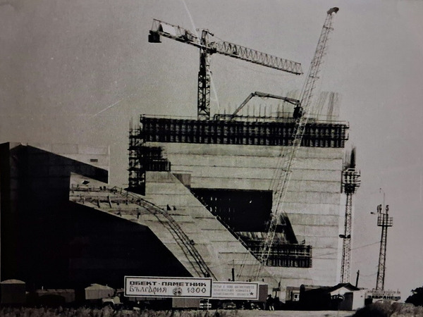 Прожекции на филм за градежа на паметника