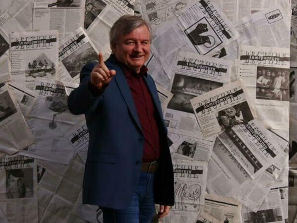 Проф. Пламен Дойнов с наградата за лирика „Иван Пейчев“