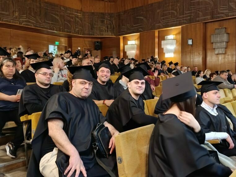 Дипломи за студенти от Военния факултет