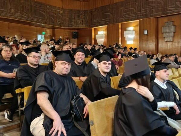 Дипломи за студенти от Военния факултет