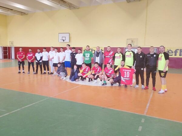 Шест отбора играха футбол благотворително