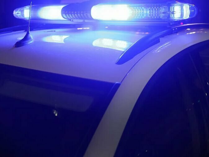 Млад шофьор повлече полицай с автомобила си