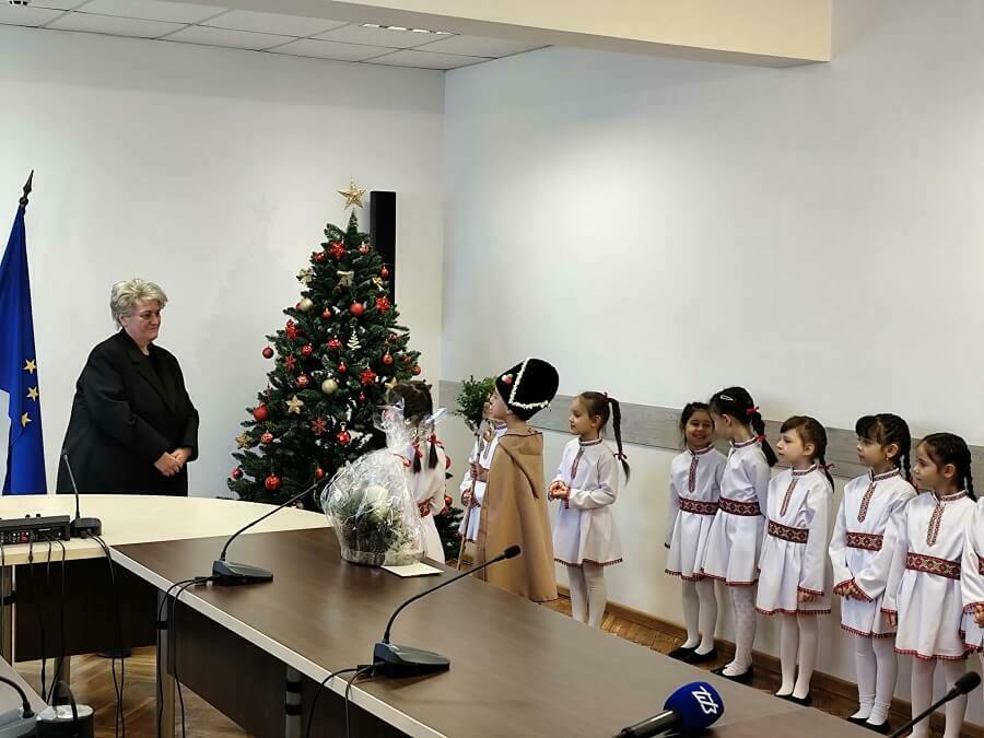 Коледари поздравиха областния управител и администрацията