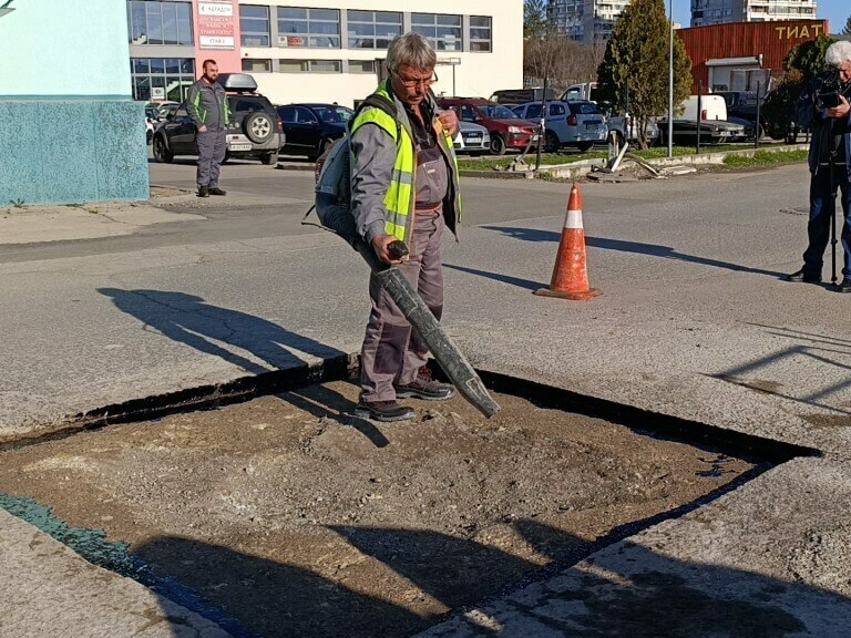Новост: Използват стар асфалт за кърпене на дупки