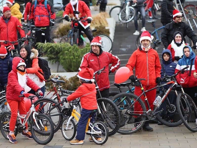 Десетки Дядо Коледа с велосипеди из Шумен