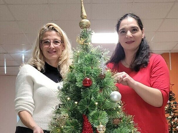 Общественици дариха коледна украса за център в с. Имренчево