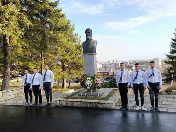 Ученици почетоха делото на Христо Ботев