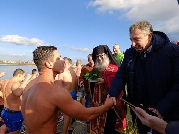 Воден спасител спаси богоявленския кръст