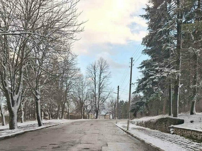 Шест машини осоляват пътища и улици